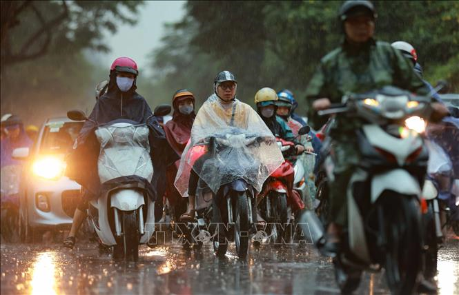 Thời tiết hôm nay (16-7): Mưa dông xuất hiện trên nhiều khu vực, Trung Bộ nắng gay gắt cục bộ

